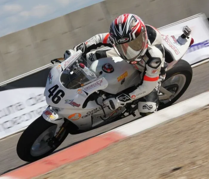 David Salvador pilotando su moto durante una carrera